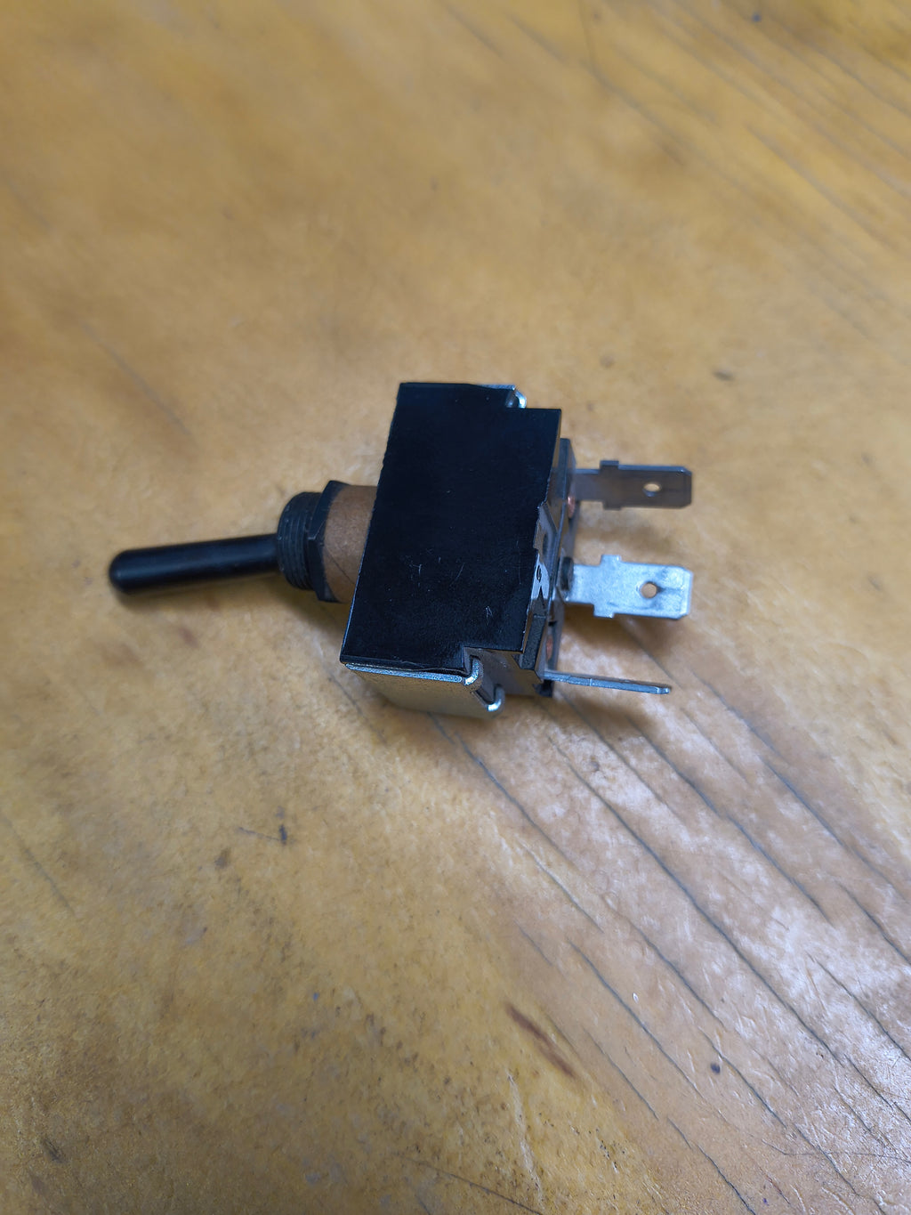 16-04990- Paccar Toggle Switch