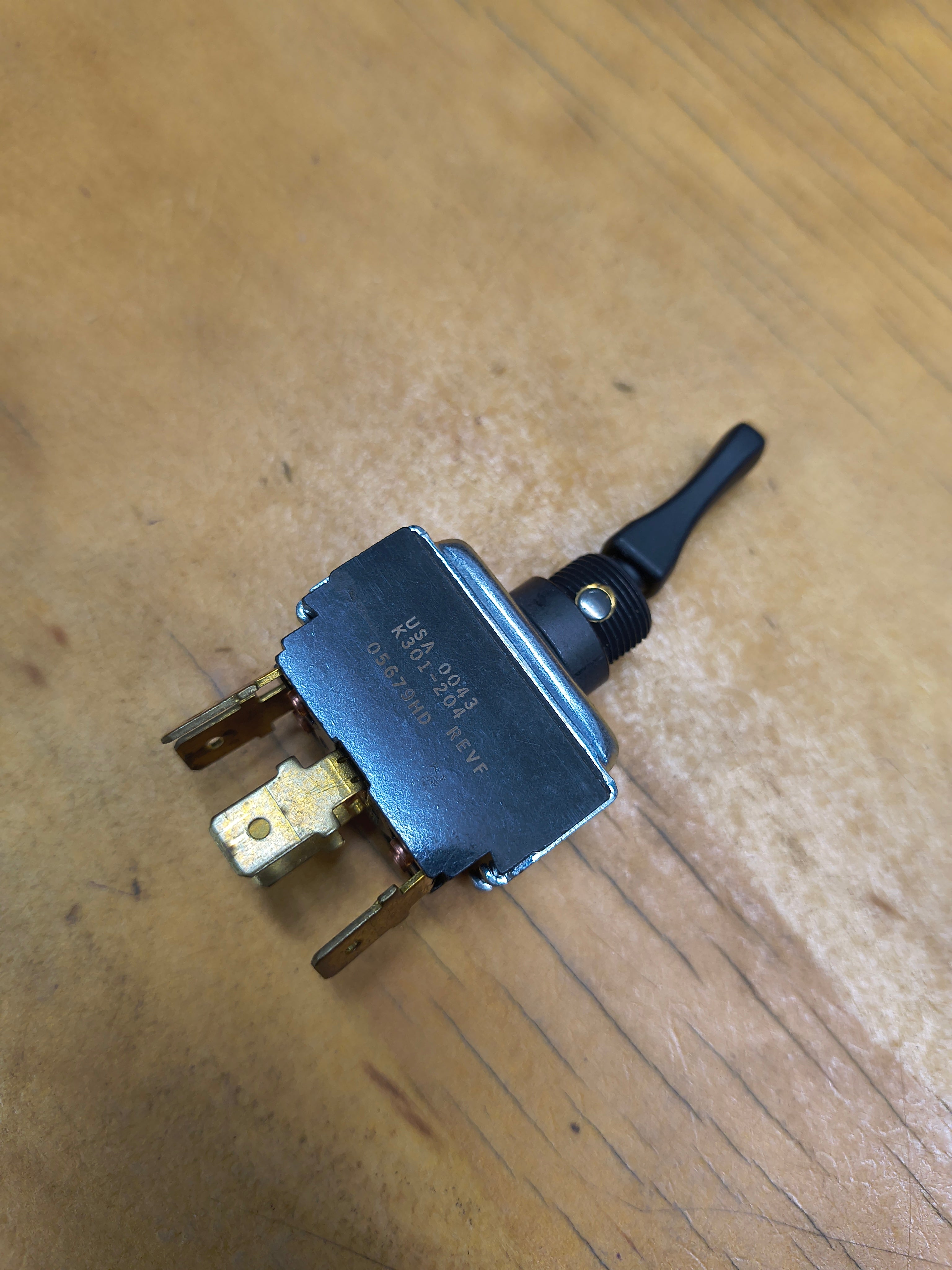 K301-204- Kenworth Toggle Switch for Dual Tanks
