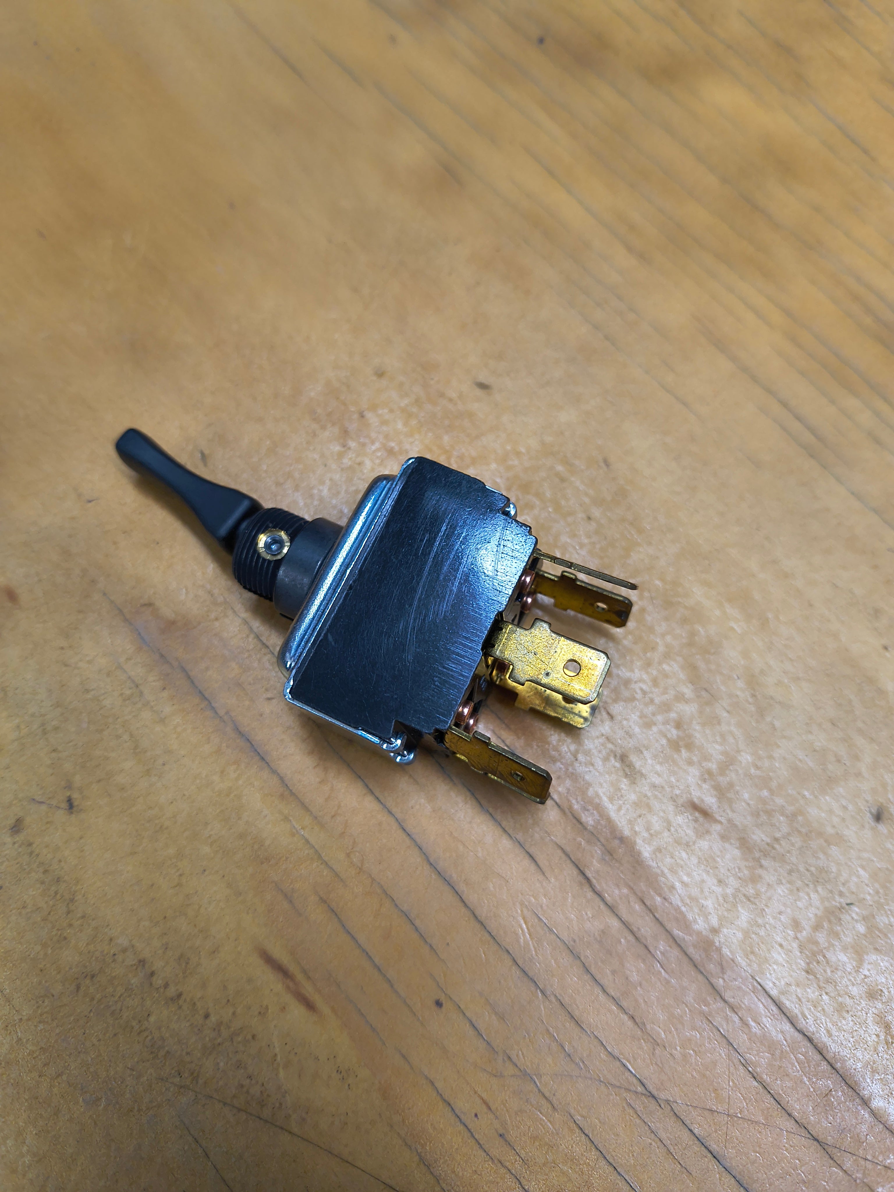 K301-204- Kenworth Toggle Switch for Dual Tanks