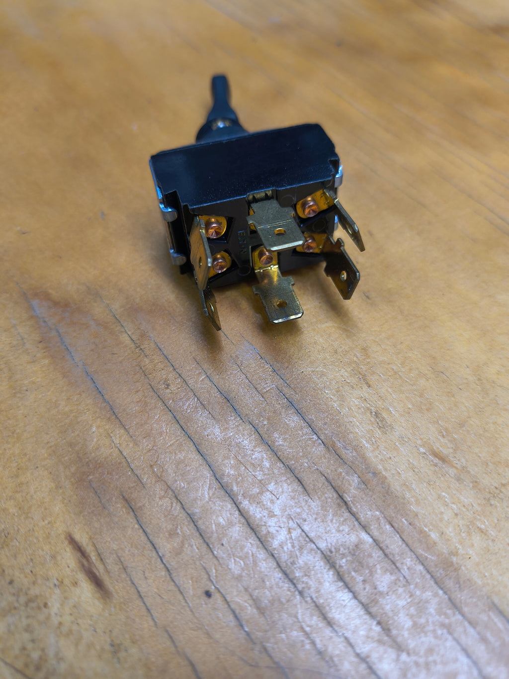 K301-204- Kenworth Toggle Switch for Dual Tanks